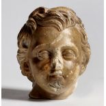 Cabeza de niño en mármol tallado. Trabajo italiano, S. XVI o anterior. Medidas: 19 x 15 cms.