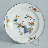 Plato de porcelana esmaltada con decoración de estilo Kakiemon.  Marca en azul cobalto e iniciales