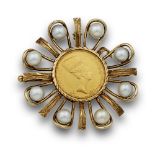 Broche-colgante circular con moneda de nefertiti y orla de perlas en montura a modo de sol en oro de
