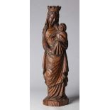 Virgen con  el niño siguiendo modelos góticos franceses del S. XIV. Altura: 53 cms. Salida (Starting