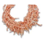 Siete collares de coral en rama tono rosado con cierre de metal. Longitud aprox c.u.:40 cms.