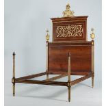 Cama Carlos IV de madera de caoba, con aplicaciones de madera tallada y dorada. Trabajo catalán