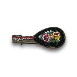 Broche lira  de pps s XX con micromosaico de vidrio multicolor sobre metal. Medidas:4,5 x 2 cms.