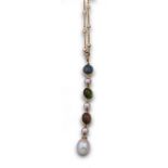 Collar con centro de perlas y cabuchones de turmalinas alternos y remate de perla en forma de