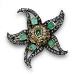 Broche estrella de mar ffs s.XIX con diamantes y esmeraldas en los brazos, y centro de esmeralda y
