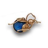 Broche mosca con vidrio azul en oro rosa de 18K. Medidas:2,4x1,3 cms. Salida (Starting price): €200