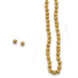 Collar y pendientes salmantinos de esferas con adornos de filigrana, en oro de 18K. Longitud