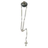 Colgante cajita en plata de pp s XX ,con Sagrado Corazón en relieve en la tapa ,y rosario de plata