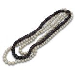 Collar de pps s XX con dos hilos de perlas cultivadas de tamaño creciente y uno de granates