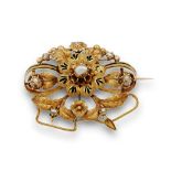 Broche de pp. XIX de motivos florales sobre lazo; en oro de 18K con esmalte y perlas finas,con dos