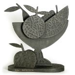 FERNANDO BELLVER (Madrid, 1954) “Mucha fruta (serie Mis Juguetes)”, 2003 Bronce. 19 x 16 x 9 cms.