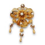 Broche de estilo Isabelino con flores sobre lazada ,en oro de 18K mate y brillo,con perlas