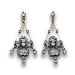 Pendientes largos pp s XX de brillantes y diamantes; con flor que pende de dos barras articuladas