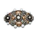 Broche años 30 de flores de diamantes, en montura de plata y oro de 18K adornada con perlas. Peso