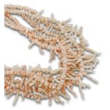 Siete collares de coral en rama tono blanco rosado con cierre de metal. Longitud aprox c.u.:40 cms