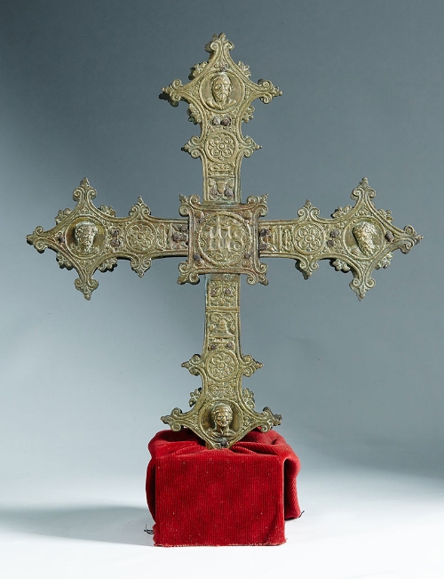 Cruz procesional renacentista en bronce repujado. Quizás Sevilla, ffs. S. XV. Medidas: 55,5 x 43,5