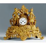 Reloj de sobremesa de bronce dorado, con dos figuras sobre plinto de estilo rococó. Trabajo francés,