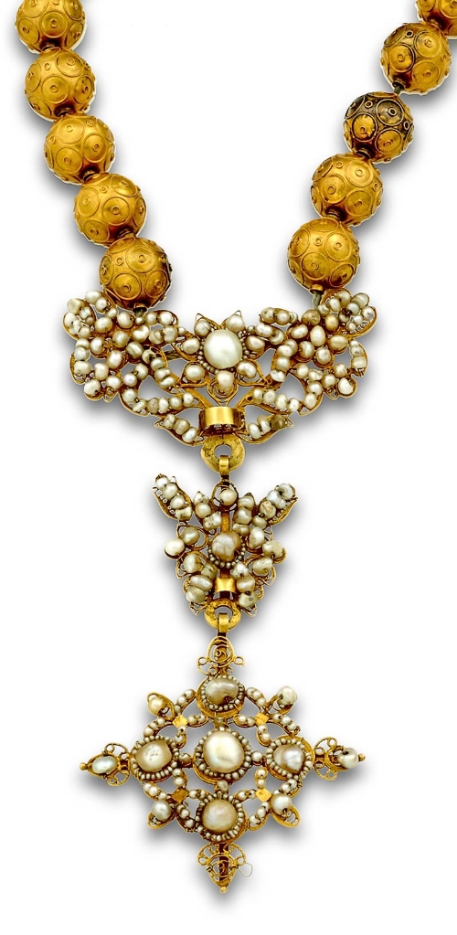 Collar s XVIII con colgante de perlas de aljófar,como centro de hilo de cuentas esféricas de oro con