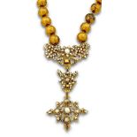 Collar s XVIII con colgante de perlas de aljófar,como centro de hilo de cuentas esféricas de oro con