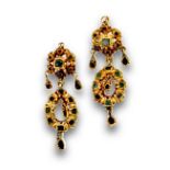 Pendientes largos s.XIX con esmeraldas en flor y perillas colgantes. Peso :5,74 grs. Longitud: 4 cms