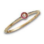 Brazalete rígido de pps s.XX con ojo de perdiz central de diamante talla rosa y orla de rubíes.Con