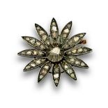 Broche flor de diamantes talla rosa pps s XIX en oro de 18K con frente de engaste en plata.Peso