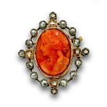 Broche camafeo s.XIX con busto de dama de coral y marco de diamantes en oro de 18K.Peso total