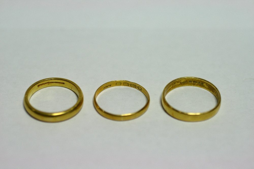 Three 22ct gold wedding bands. (10.1gm).