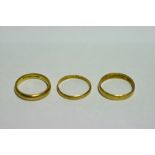 Three 22ct gold wedding bands. (10.1gm).