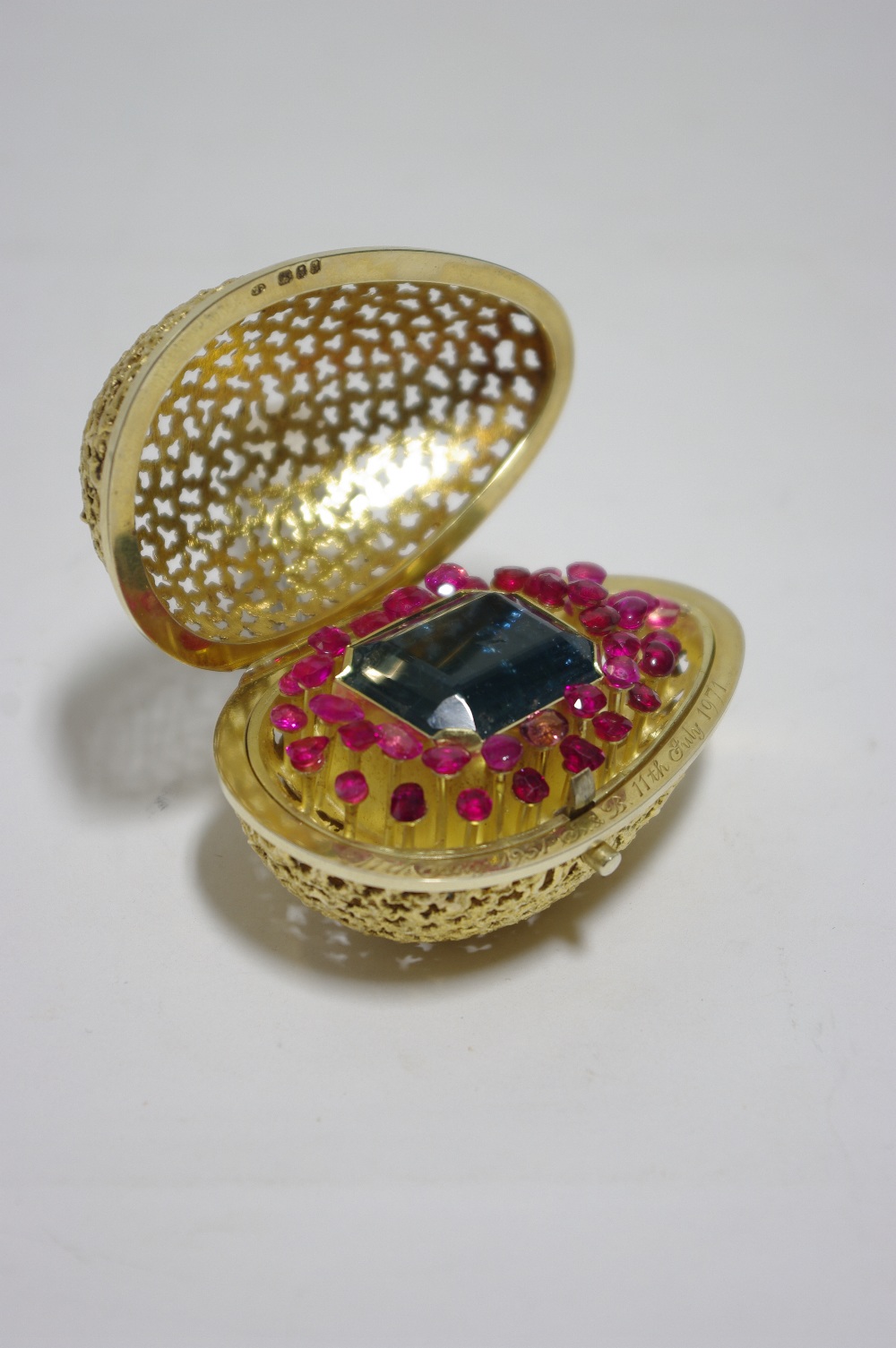 A STUART DEVLIN SILVER-GILT EGG, the pierced exterior of coral design, the interior set large