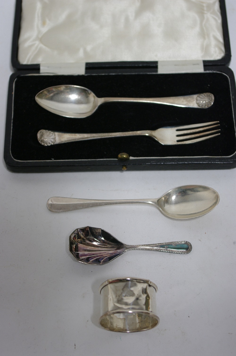 An Old English & Shell christening spoon & fork, Sheffield 1919, in fitted case; a similar