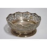 An Edwardian circular deep bowl with pierced foliate-scroll sides, & on round pierced foot, 6¼"