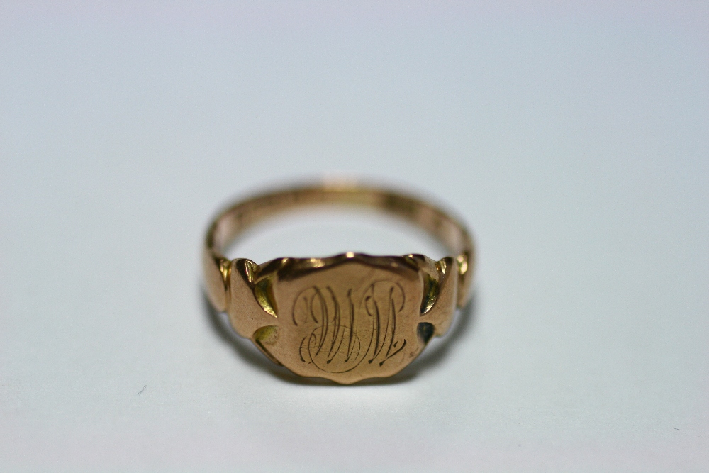 A 22ct. gold wedding band (2.8 gm); two 9ct gold signet rings (6.4 gm); & a 9ct gold signet ring set - Image 5 of 9