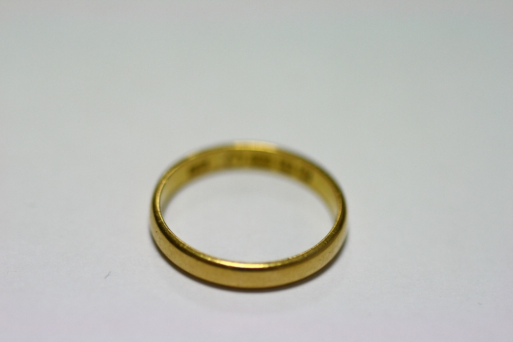 A 22ct. gold wedding band (2.8 gm); two 9ct gold signet rings (6.4 gm); & a 9ct gold signet ring set