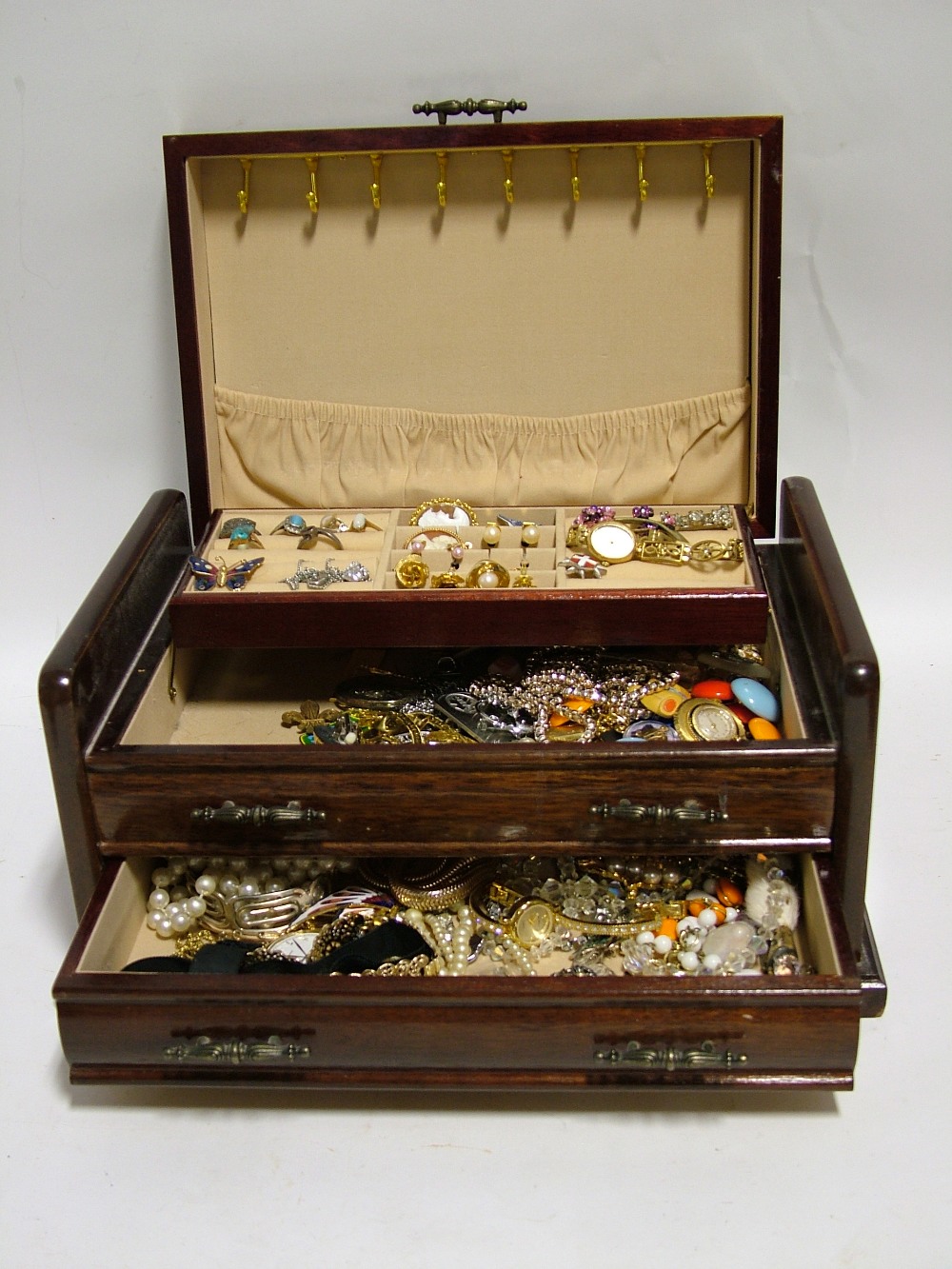 A quantity of costume jewellery, etc., contained in a mahogany-finish jewellery box with lift