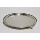 A George V plain circular waiter with raised border & reeded rim, on three curved feet, 8” diam.,