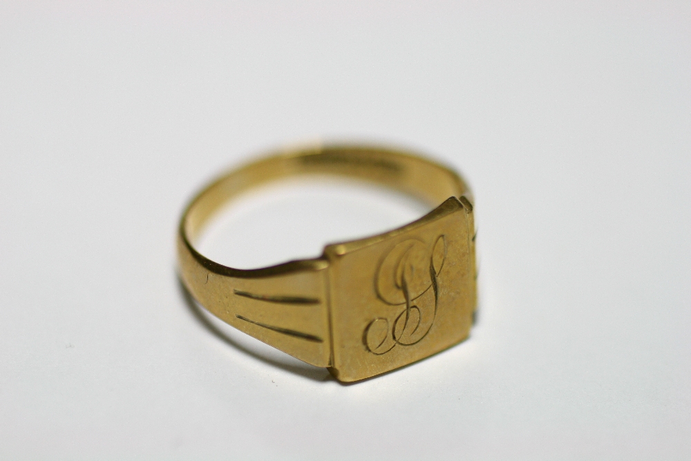 A 22ct. gold wedding band (2.8 gm); two 9ct gold signet rings (6.4 gm); & a 9ct gold signet ring set - Image 3 of 9