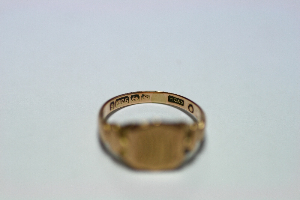 A 22ct. gold wedding band (2.8 gm); two 9ct gold signet rings (6.4 gm); & a 9ct gold signet ring set - Image 6 of 9