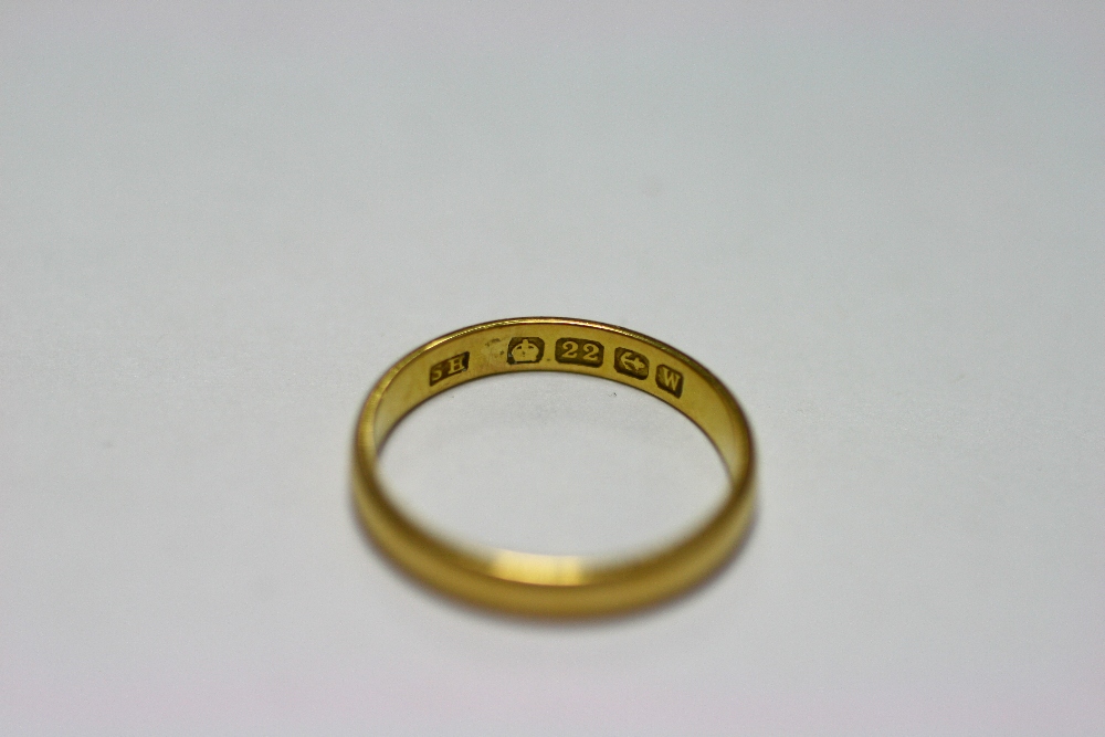 A 22ct. gold wedding band (2.8 gm); two 9ct gold signet rings (6.4 gm); & a 9ct gold signet ring set - Image 2 of 9