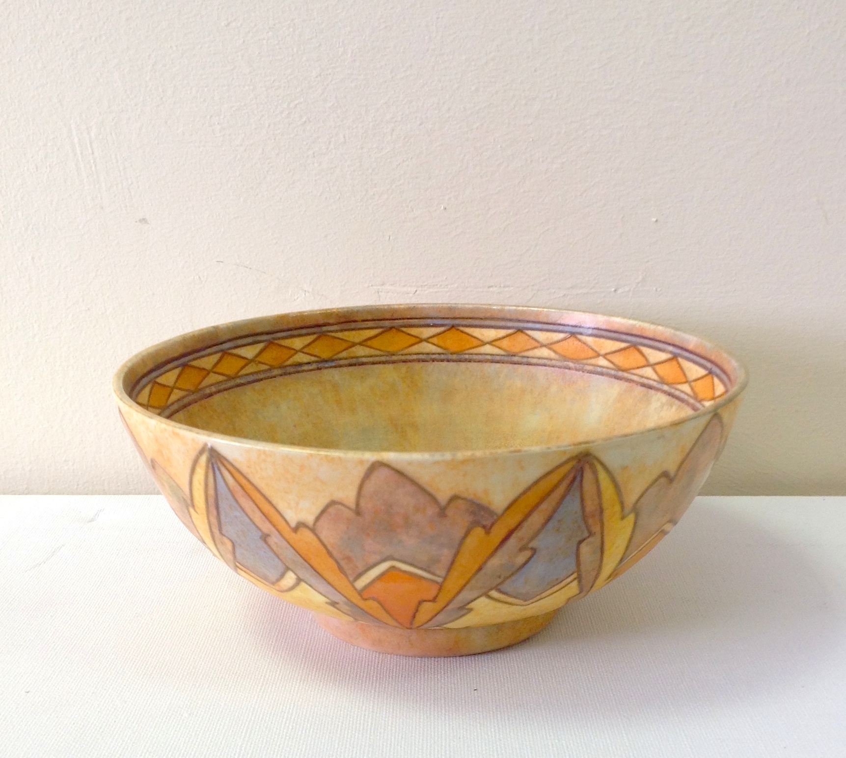 A Charlotte Rhead bowl. D9cm.