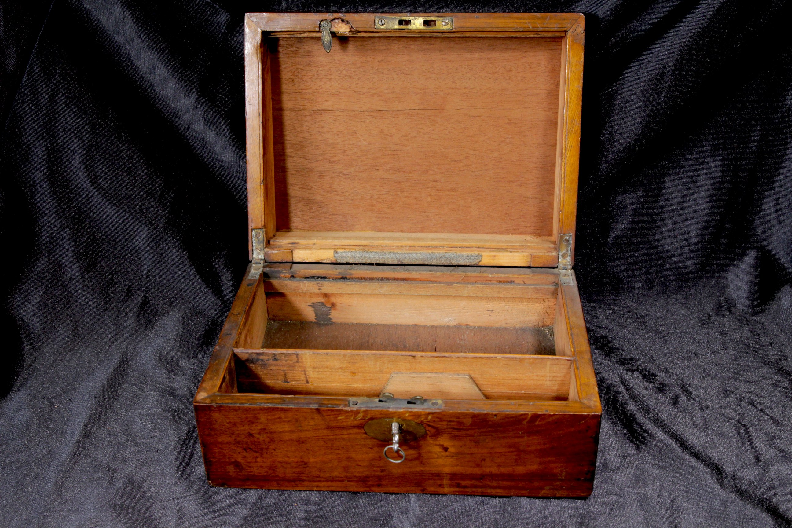 A Victorian locking jewellery box with key. W25cm x H11cm x D18cm. A/F - Image 2 of 2