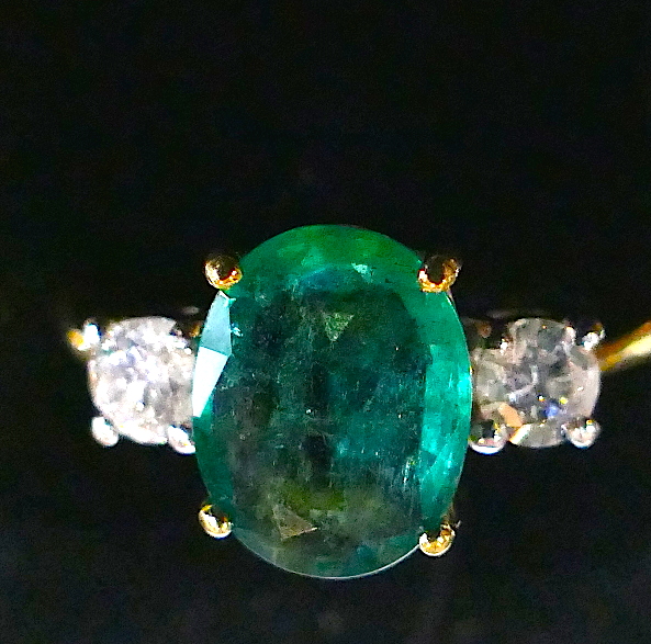A 2.8 Carat oval Emerald and 0.40 Carat - Image 4 of 5
