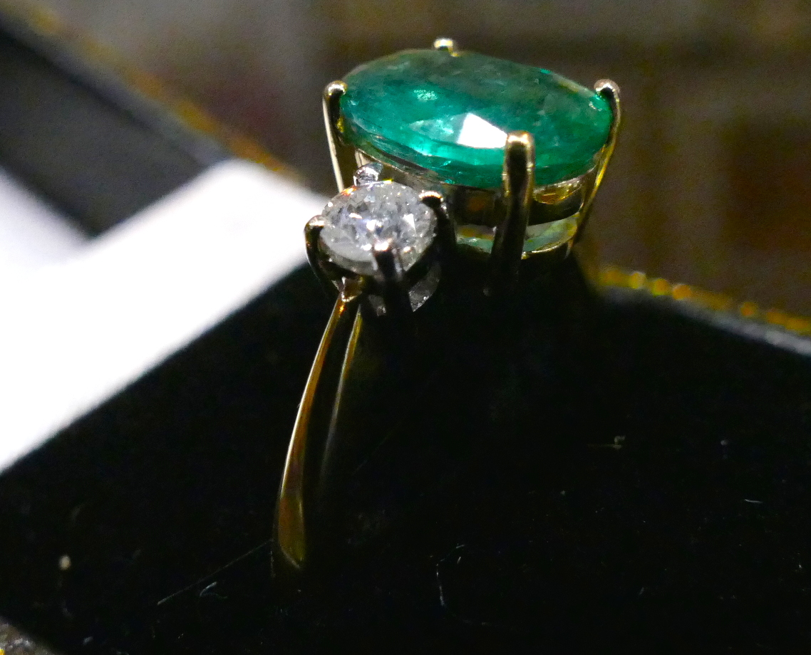 A 2.8 Carat oval Emerald and 0.40 Carat - Image 5 of 5