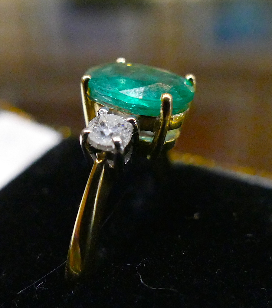 A 2.8 Carat oval Emerald and 0.40 Carat - Image 2 of 5