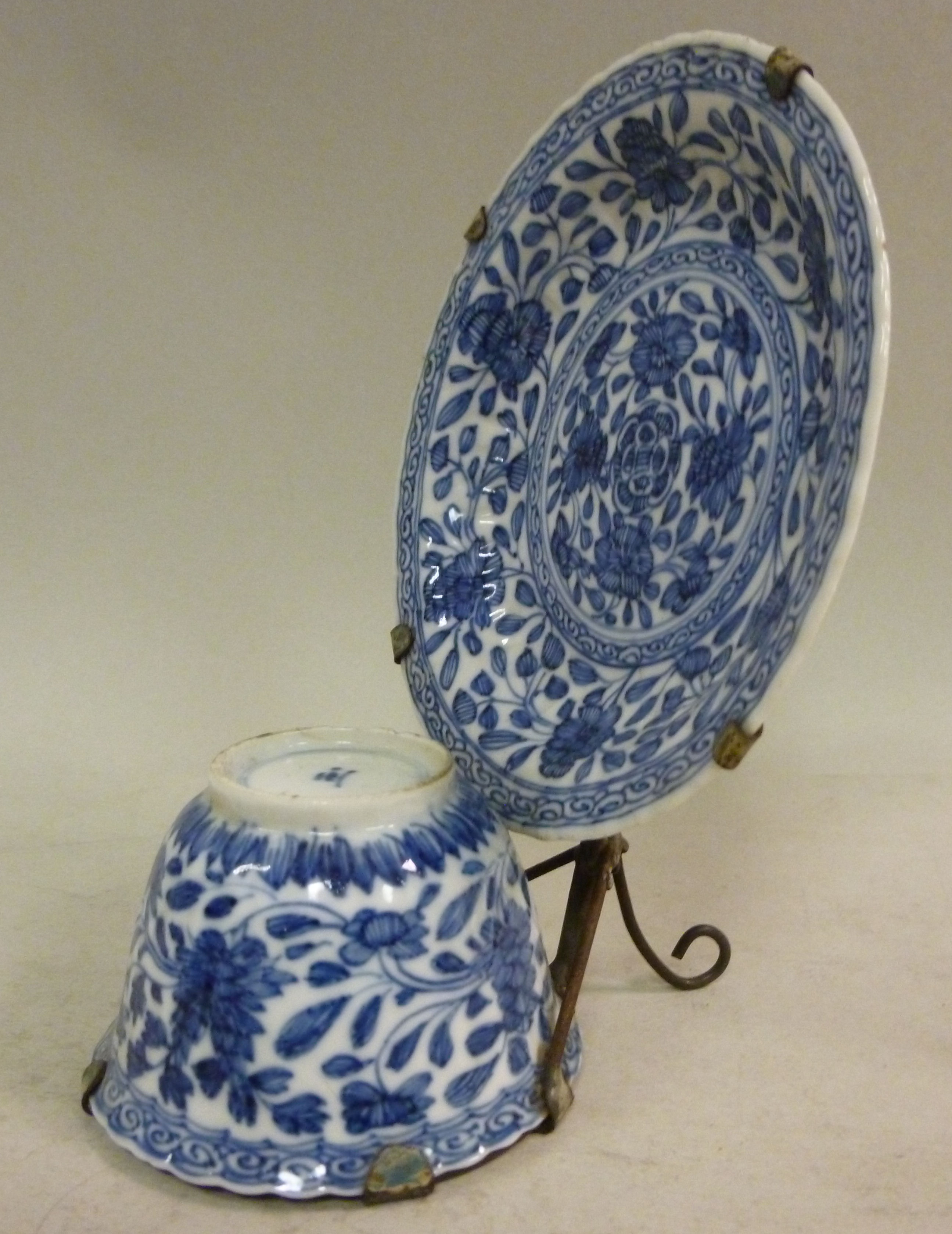 An early 18thC Chinese porcelain tea bow - Image 2 of 5