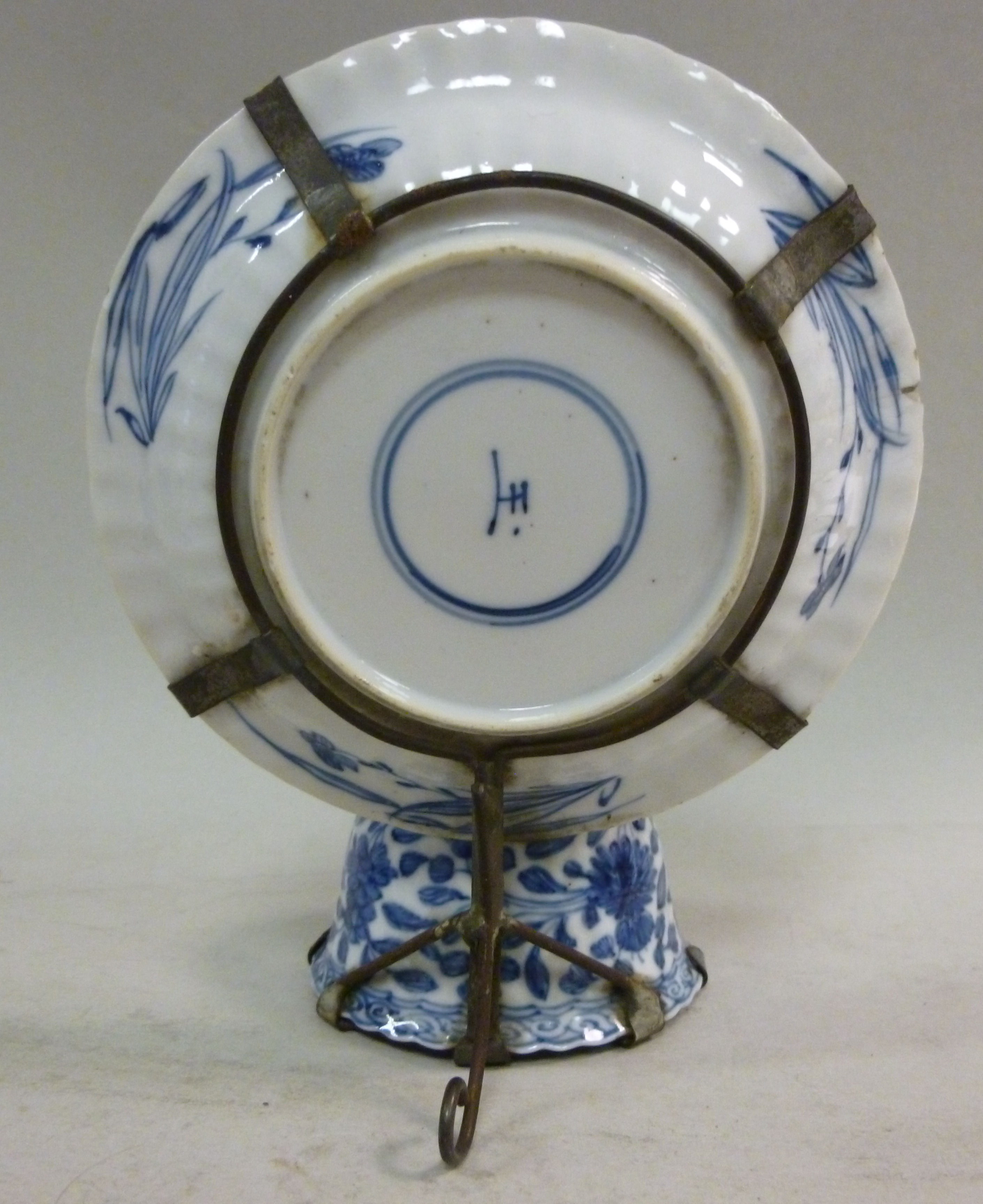 An early 18thC Chinese porcelain tea bow - Image 3 of 5