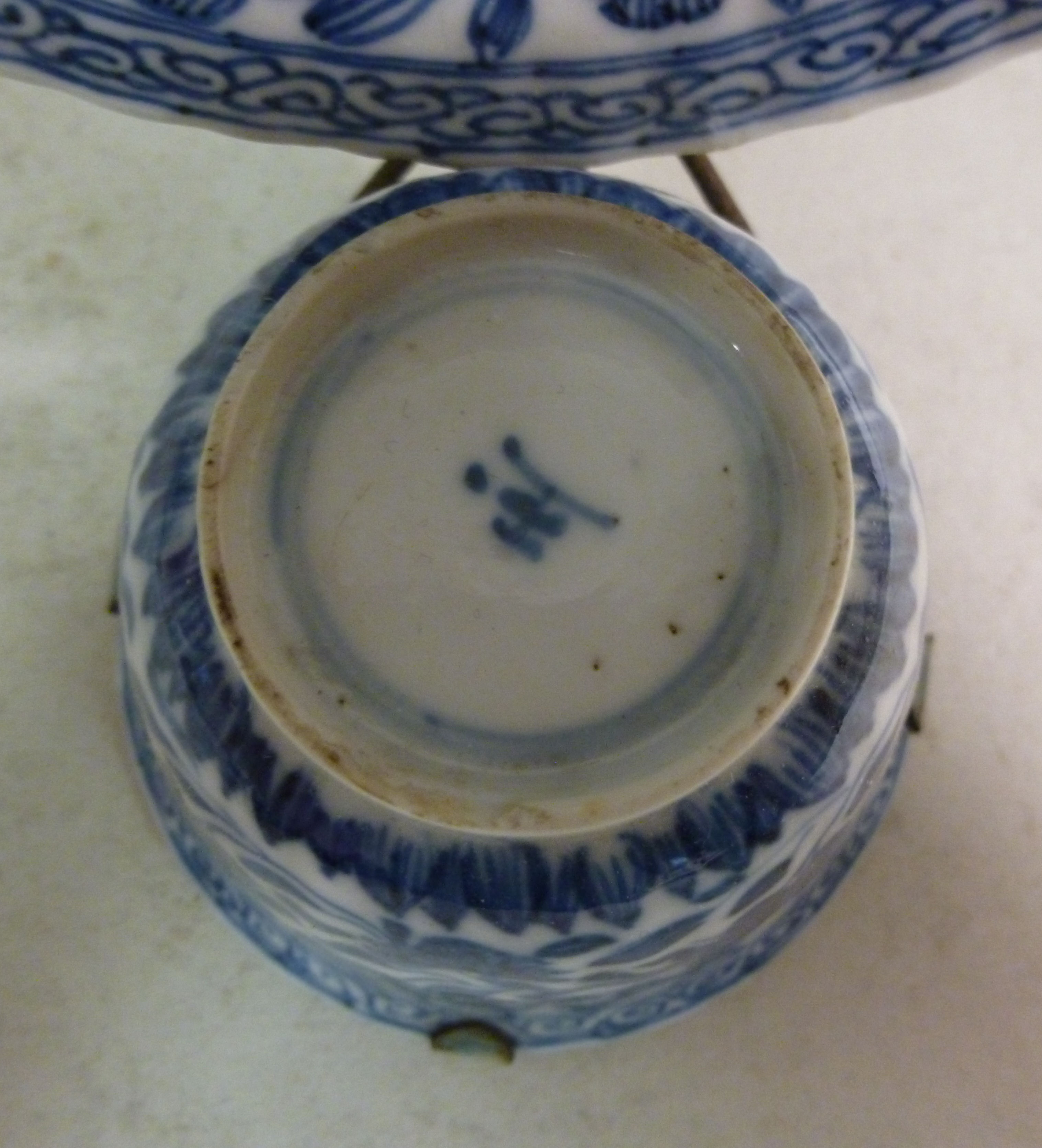 An early 18thC Chinese porcelain tea bow - Image 5 of 5