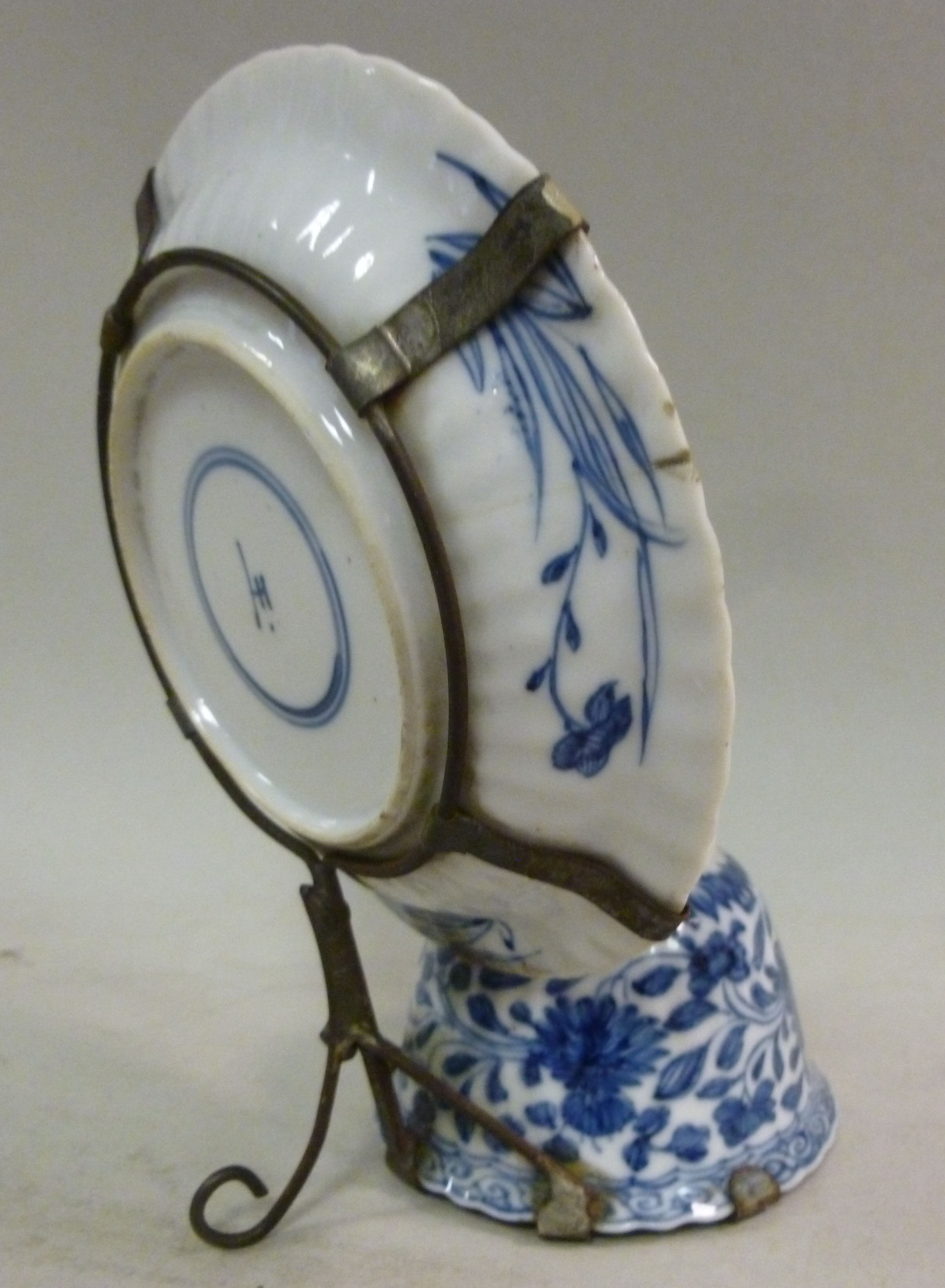 An early 18thC Chinese porcelain tea bow - Image 4 of 5