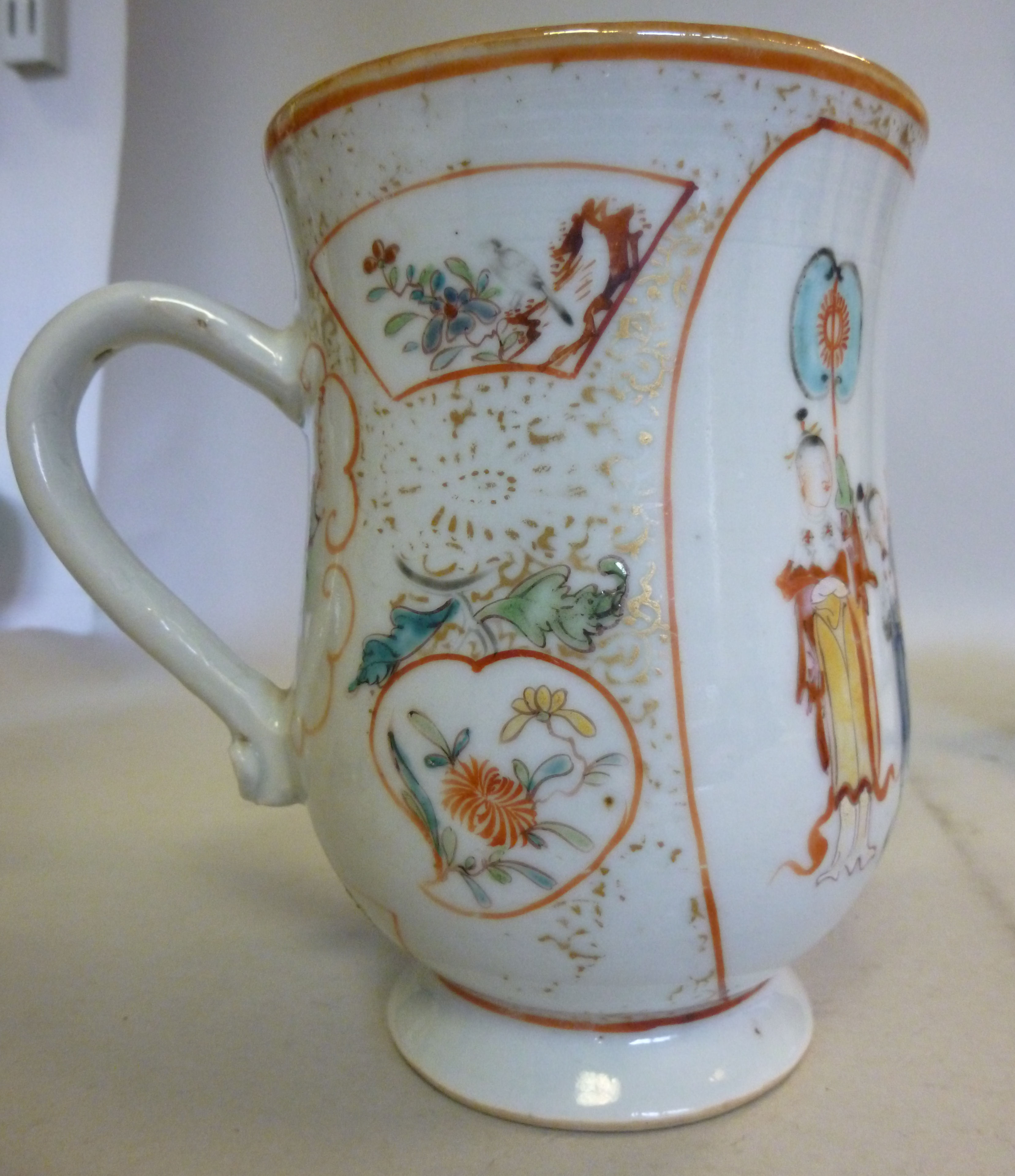 A late 18thC Chinese porcelain tankard o - Image 3 of 5