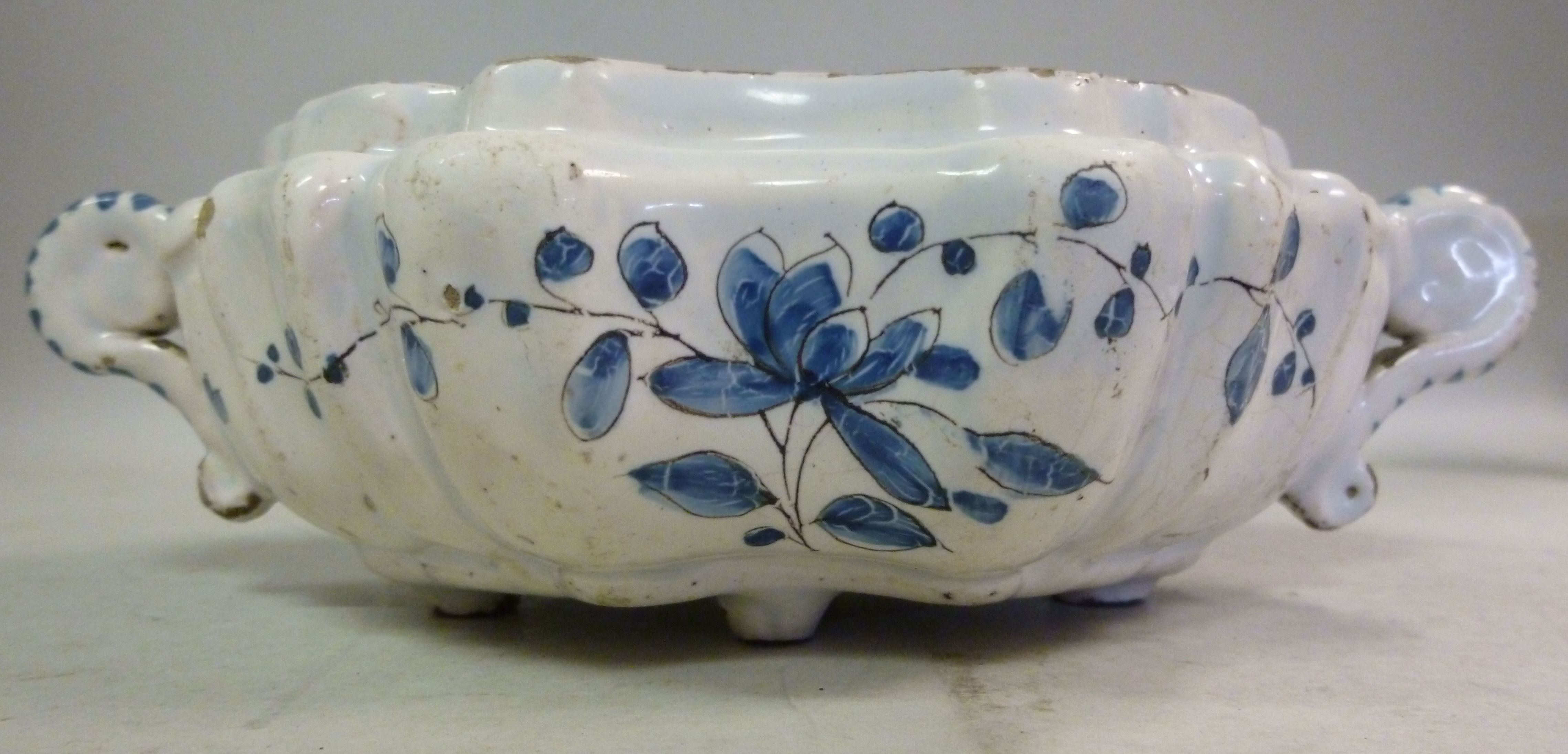 A late 17thC Italian faience tureen/dish - Image 2 of 4